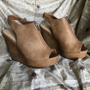 Chinese Laundry | sz 8.5 | Tan wedges peep toe zip